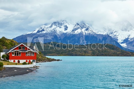 Bild på Red house on Pehoe lake in Torres del Paine